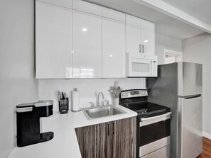 Réfrigérateur, micro-ondes, four, plaque de cuisson