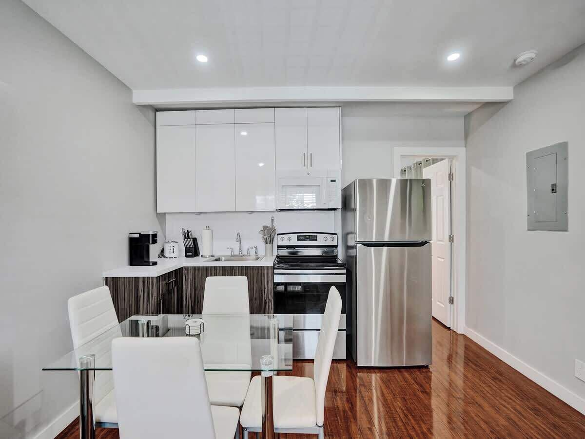 Een koelkast, een magnetron, een oven, een kookplaat