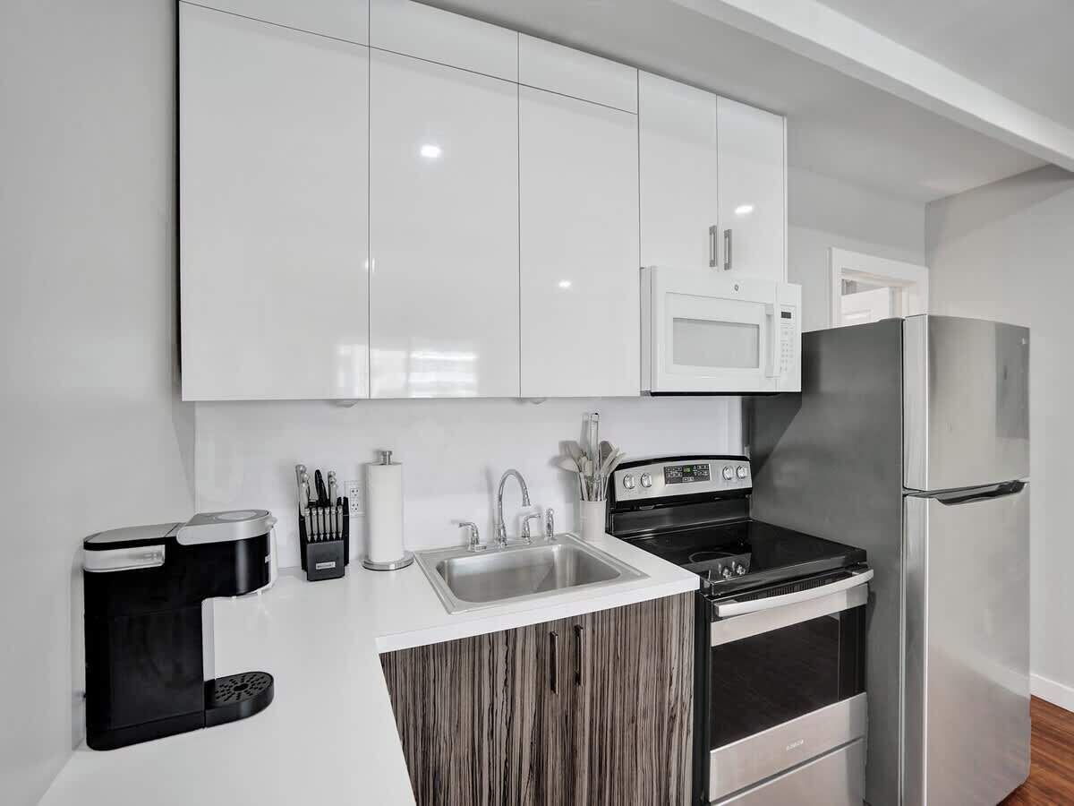 Een koelkast, een magnetron, een oven, een kookplaat