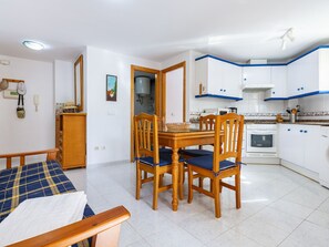Fridge, microwave, oven, cookware/dishes/utensils - Bonaire IV - La Concha by Interhome (Oropesa del Mar)