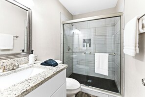 Shower, hair dryer, towels, soap - Perfect Arlington, Stadiums, Six Flags, and World Cup, Free Parking Location (Arlington)