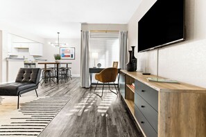 Interior - Perfect Arlington, Stadiums, Six Flags, and World Cup, Free Parking Location (Arlington)