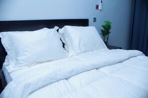 Quarto casal conforto, vista para a cidade | Escrivaninha, espaço de trabalho para notebook, Wi-Fi de cortesia