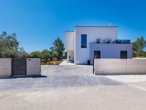 Un bâtiment moderne doté d’un toit plat, d’une grande fenêtre et d’une petite porte.