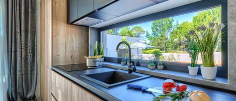 Kylskåp, mikrovågsugn, ugn och diskmaskin