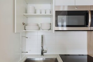 冷蔵庫、電子レンジ、オーブン、コンロ