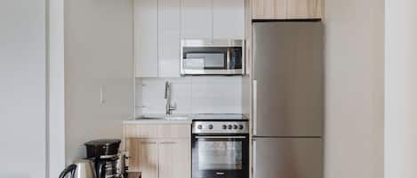 Réfrigérateur, micro-ondes, four, plaque de cuisson