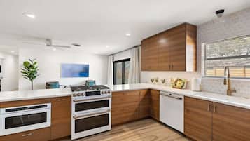 Een koelkast, een magnetron, een oven, een kookplaat