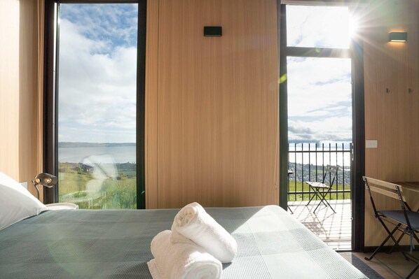 1 bedroom, bed sheets - Aorangi Peak Cabins 11 by Tiny Away (Waitoki)