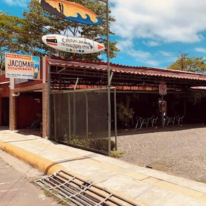 Front of property - Hotel Cabinas Jacomar (Jacó)