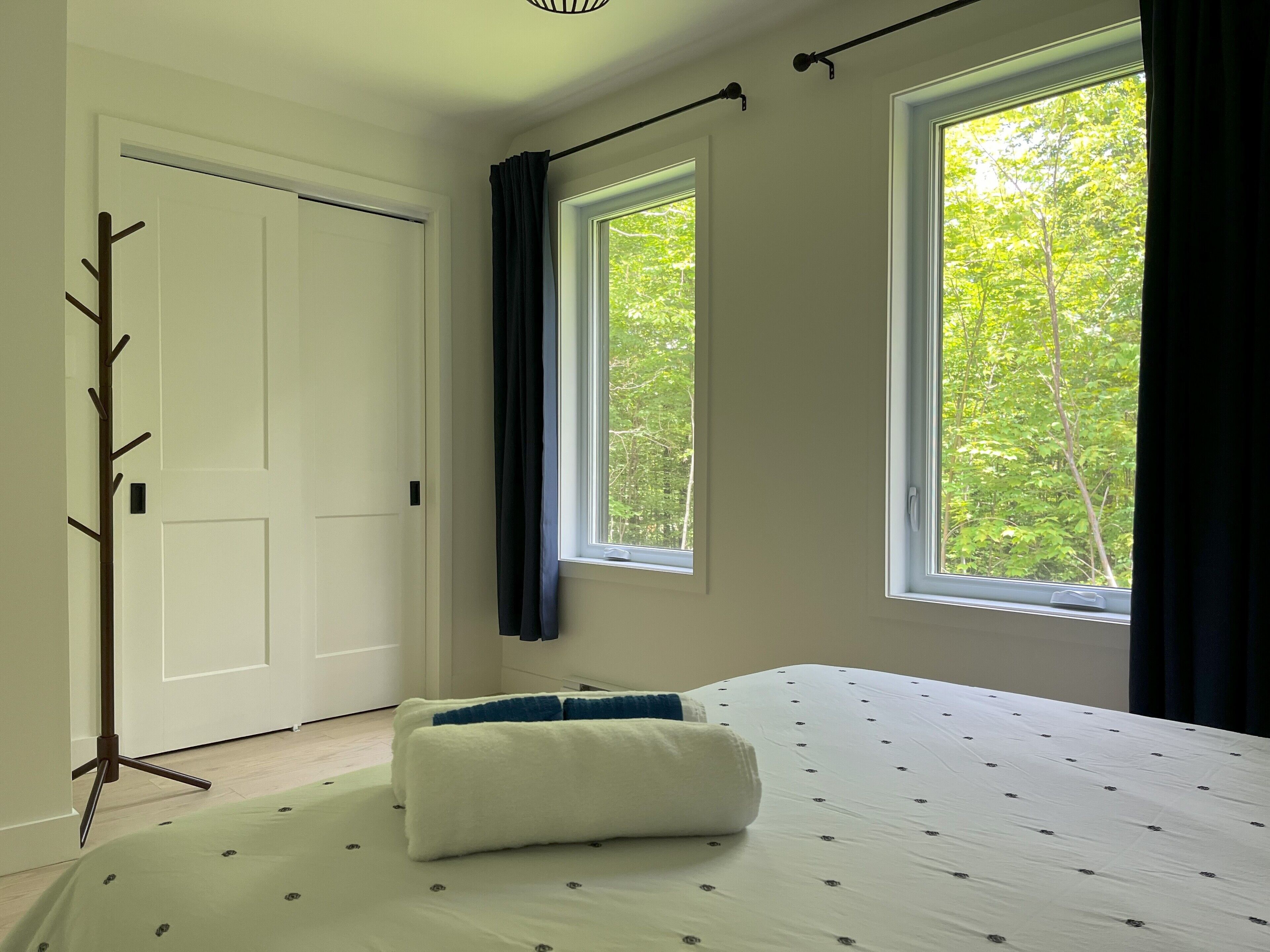 3 chambres, bureau, fer et planche à repasser, lit parapluie