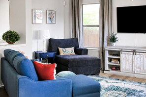 Smart TV, table football, ping pong - Sleeps 18! Family & Friends Vacation Home (San Antonio)