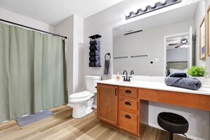 Hårføner og håndklær