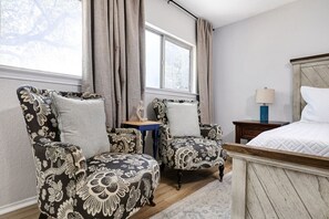 4 bedrooms, free WiFi, bed sheets - Sleeps 18! Family & Friends Vacation Home (San Antonio)