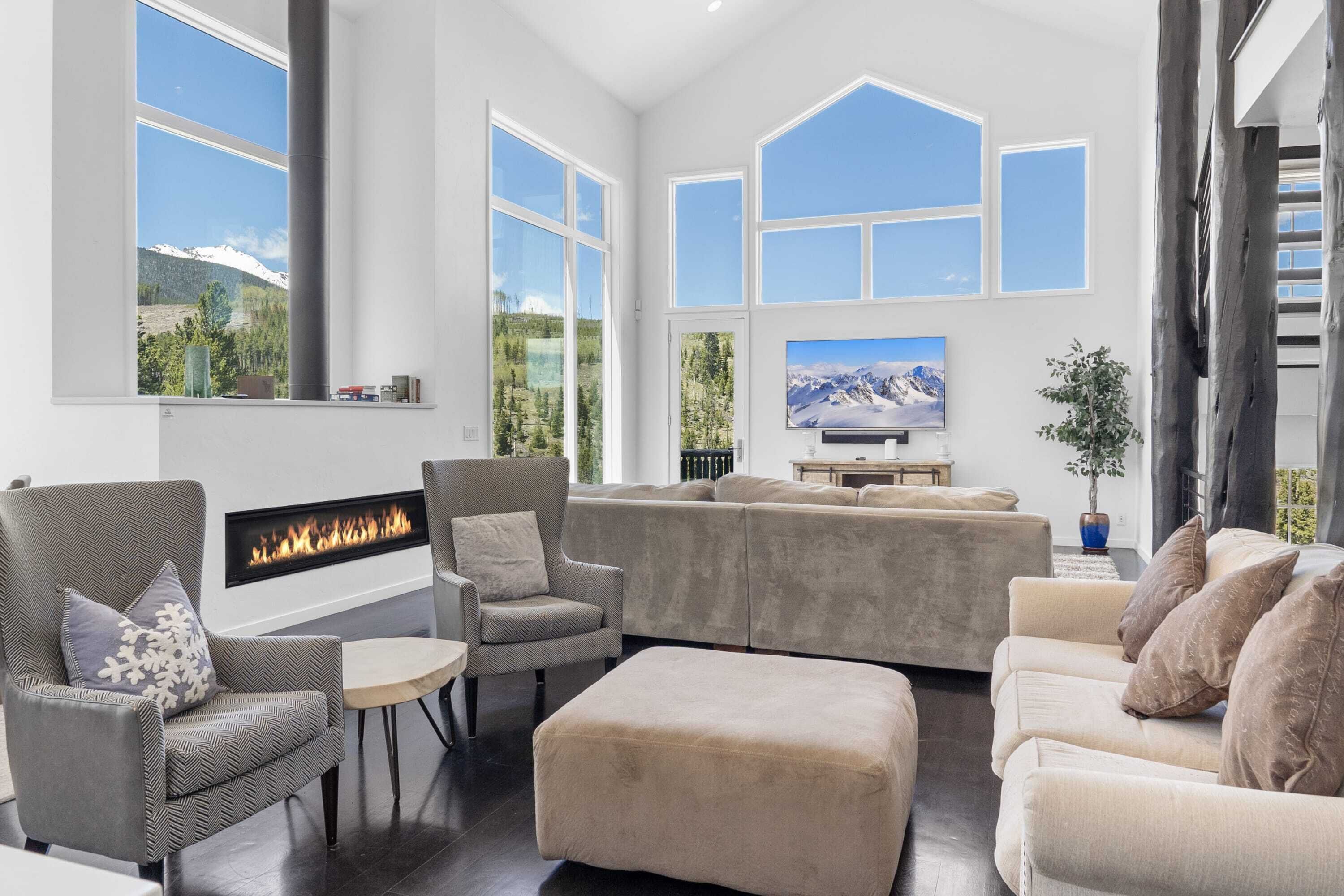Modern 4BR w/Mountain Views & Hot Tub!