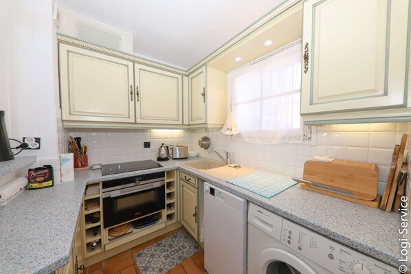 Réfrigérateur, four, lave-vaisselle, grille-pain