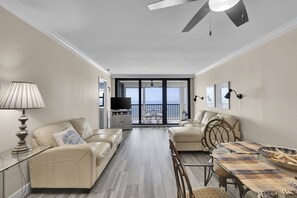 Smart TV - Beachfront Condo with 8th Floor Gulf Views & Unforgettable Sunsets! Community Pool, Free Parking! (Fort Myers Beach)