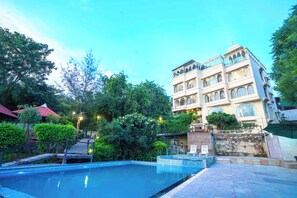 Indoor pool - Treebo The Aravali Getaway (Udaipur)