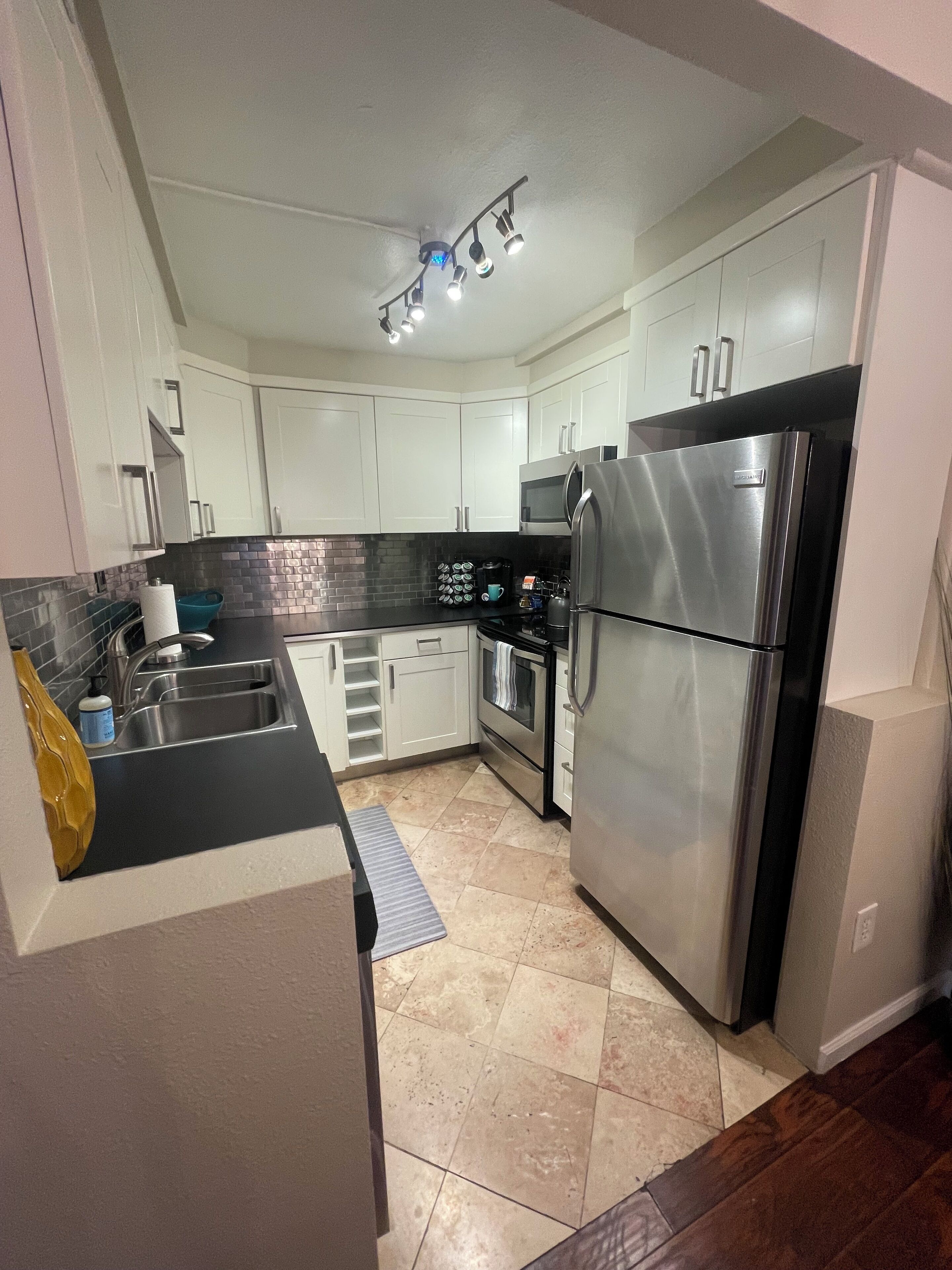 Kjøleskap, mikrobølgeovn, ovn og kokeplater