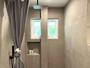 Hair dryer, towels, soap, toilet paper - 6-Bedroom Beachfront Villa with Private Pool (Lian)