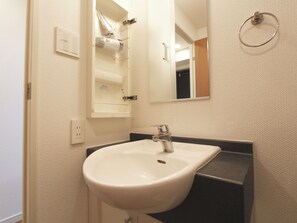 Séchoir à cheveux, serviettes fournies, savon, shampooing