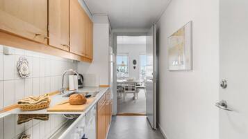 Réfrigérateur, plaque de cuisson, lave-vaisselle, cafetière/bouilloire