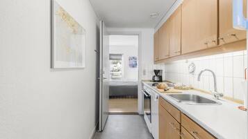 Réfrigérateur, plaque de cuisson, lave-vaisselle, cafetière/bouilloire