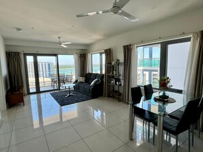 Appartement | Woonruimte | Een 42-inch lcd-televisie met digitale zenders