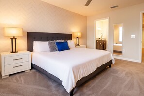 5 Schlafzimmer, Zimmersafe, Schreibtisch, Bügeleisen/Bügelbrett