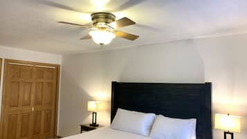 2 slaapkamers, een bureau, een strijkplank/strijkijzer, gratis wifi