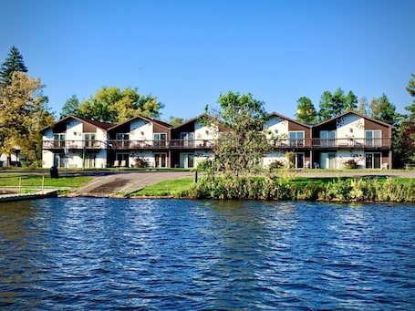 Exterior. Every Room with a Beautiful View of The Wisconsin River *