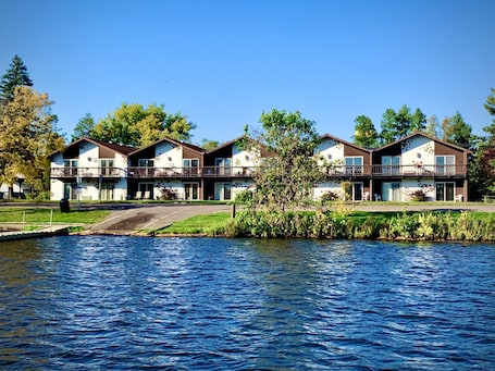Exterior. Every Room with a Beautiful View of The Wisconsin River *