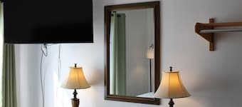 Bridge Inn Suite201 Kitchen HotTub1King 2 Sofabeds