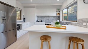 Réfrigérateur, four à micro-ondes, un four, surface de cuisson