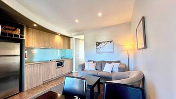 Smart-TV, DVD-Player, BĂŒcher