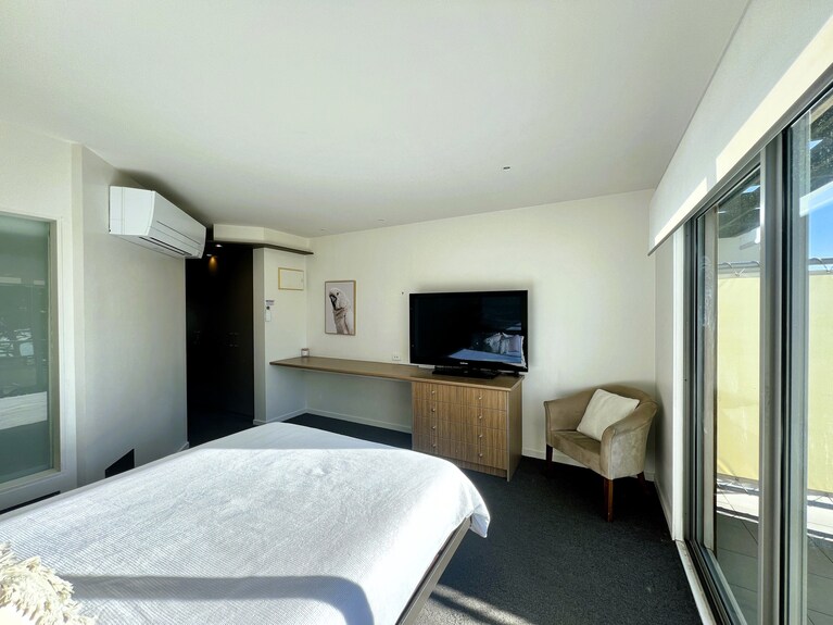 The Waves Cowes 446 - Couples Spa Suite Panoramic Beach View Wifi, Parking - Smiths Beach