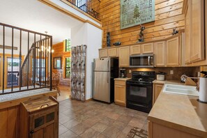 Kylskåp, mikrovågsugn, ugn och spishäll