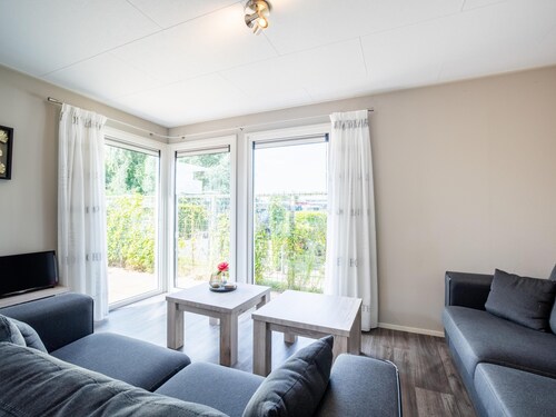 Top-Chalet am Wasser mit einer Schaluppe