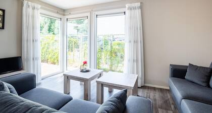 Top-Chalet am Wasser mit einer Schaluppe