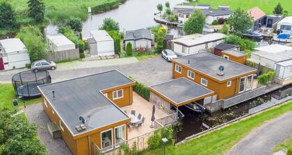 Top-Chalet am Wasser mit einer Schaluppe