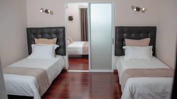 Familienzimmer | Individuell eingerichtet, Schreibtisch, schallisolierte Zimmer