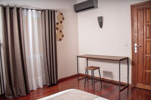 Kamar Double Klasik | Dilengkapi dengan perabotan berbeda-beda, meja kerja, dan kedap suara