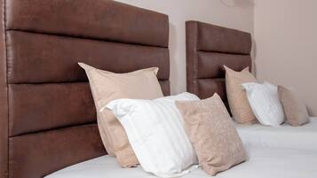 Chambre Standard avec lits jumeaux | Ameublement personnalisé, bureau, chambres insonorisées, Wi-Fi gratuit