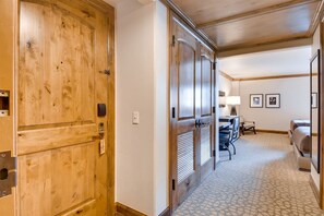 3 Schlafzimmer, Schreibtisch, Bügeleisen/Bügelbrett, WLAN