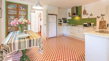 Frigorifero, forno, piano cottura, lavastoviglie
