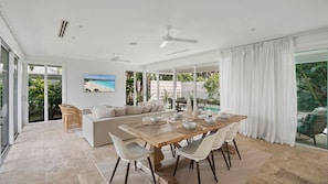 Interior - Casa Luxe - Heated Pool, Infared sauna and close to Salt Village (Kingscliff)