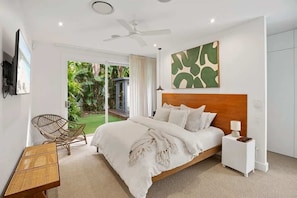 4 bedrooms, desk, iron/ironing board, WiFi (free)