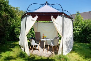 Outdoor dining - Apartment 'Ferienwohnung Lisa' with Private Terrace, Private Garden and Wi-Fi (Behrensdorf)