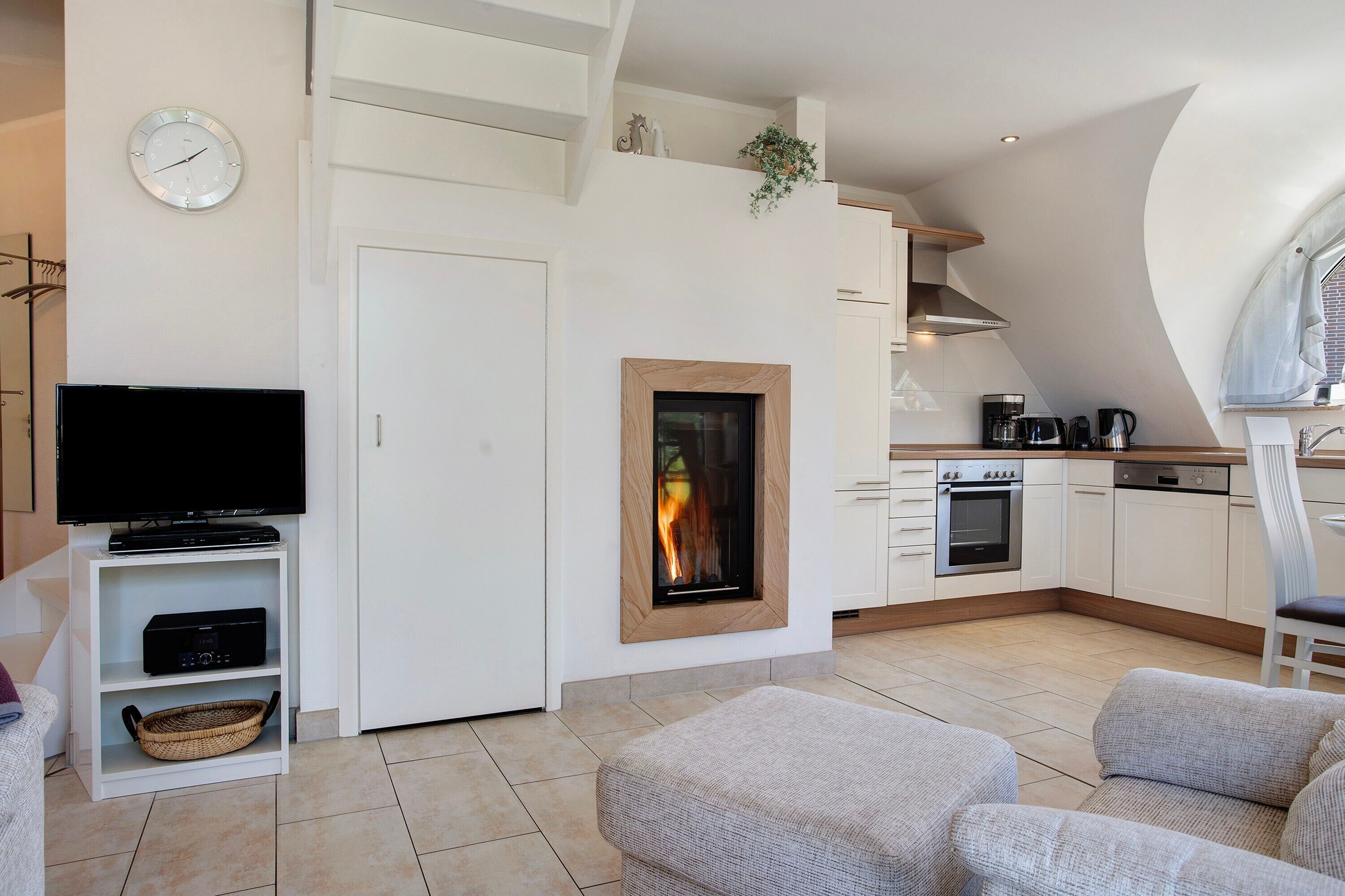 Televisión, chimenea, reproductor de DVD y estéreo 