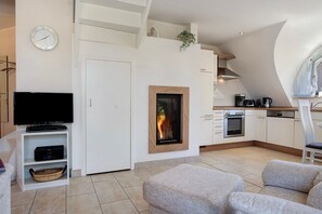 TV, lareira, DVD player, aparelho de som